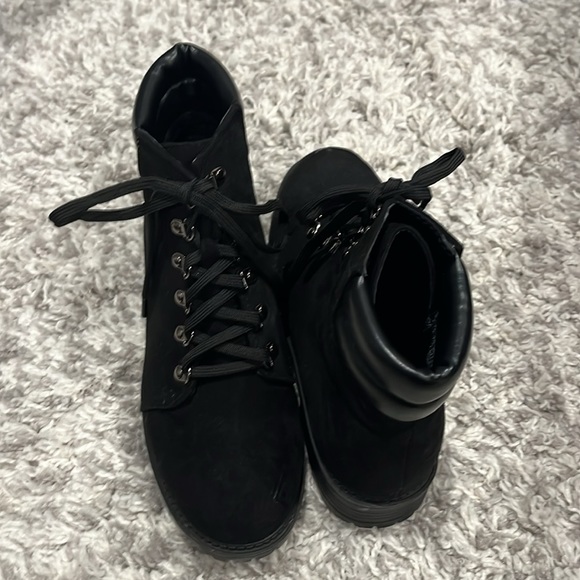 Black boots - Picture 2 of 2